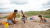 Familie am Strand beim Burgbauen