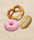 Ein Donut, eine Brezel und ein Brötchen.